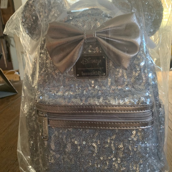 Loungefly Disney Minnie Mouse Silver Sequin Mini Backpack - Picture 8 of 9